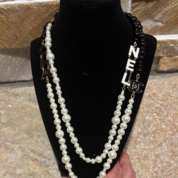 Elegant Faux Pearl and Black CC  Bead Necklace - Picture 1 of 7
